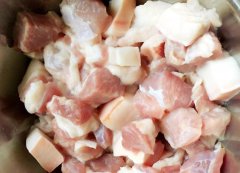 泰国现“猪肉和鸡肉含有艾滋病病毒，6个月不要吃肉”的谣言