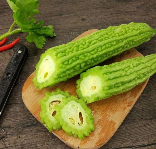 端着板凳吃瓜图片,一图看尽夏日休闲时光