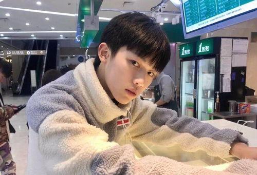 网红小姐姐套路弟弟视频,温馨互动引网友热议